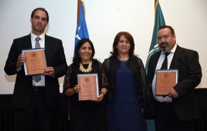Colaboradores que reciben premio Espíritu Tomista, acompañados de Rectora, Laura Bertolotto.