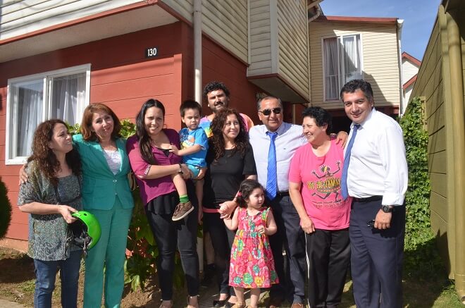 Clara Garcia y familia junto a autoridades