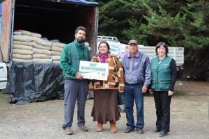 Agricultores beneficiados junto a Ricardo Salvo y Laura Ramírez, profesionales de la PRDSAP