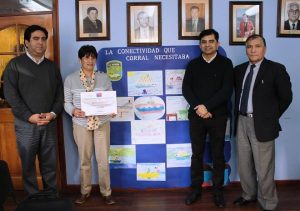 La ganadora del concurso, Patricia Madrid junto a las autoriades del MOP y el alcalde de Corral, Gaxtón Pérez. (1)