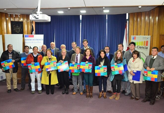 foto grupal con los DAEM, directores y docentes 12 establecimientos (1)