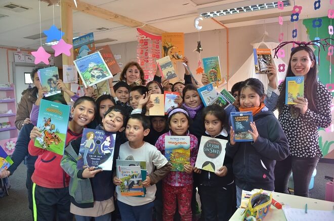Alumnos de Esc. Rural Los Pellines felices con sus nuevos textos de cuentos infantiles (1)