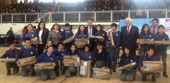 Alumnos de colegios públicos de Río Bueno recibieron computadores del programa “Me Conecto Para Aprender”