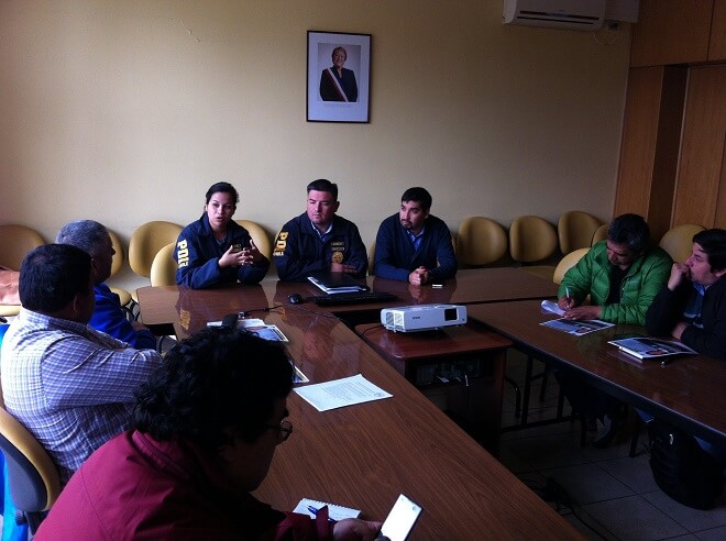 PDI sostiene reunión de coordinación con pescadores de la región para búsqueda de joven extraviada.
