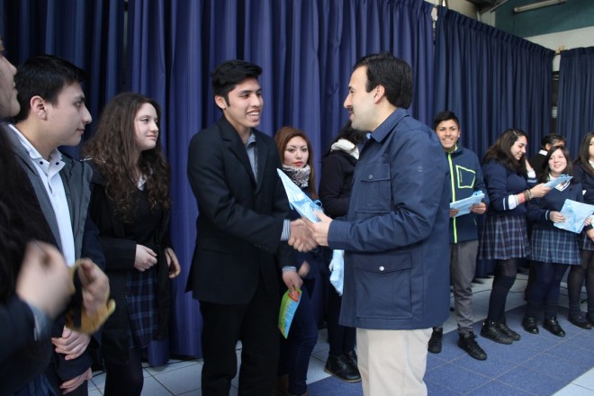 Programa Pro Retención premió el esfuerzo y rendimiento escolar de 29 alumnos del Instituto Comercial de Valdivia