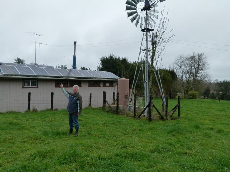 Agricultor de Río Bueno utiliza energía solar para dar electricidad a sus labores productivas