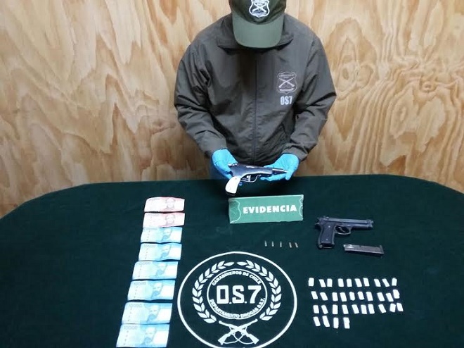 Tras una investigación, Carabineros del OS7 Valdivia detuvo a dos sujetos por venta y compra de droga.