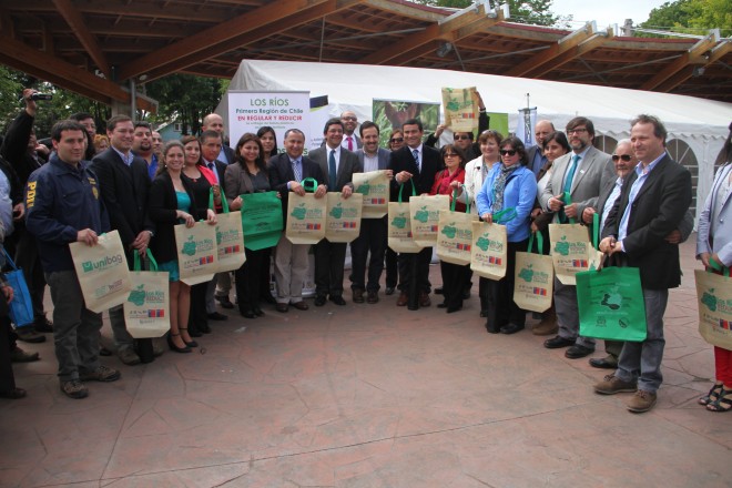 Comunas de la Región de Los Ríos firman acuerdo para reducir uso de bolsas plásticas