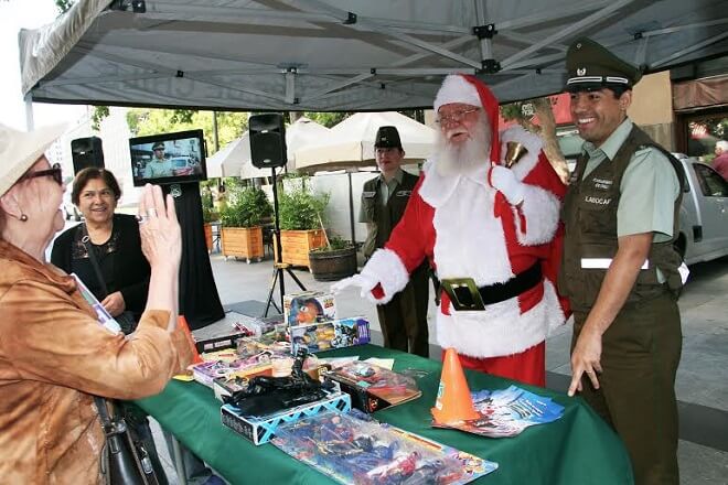 Carabineros y viejito pascuero llaman a la prevención durante fiestas de fin de año