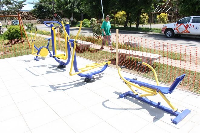 Municipio de Valdivia mejora áreas verdes con estaciones de ejercicios