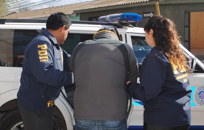 PDI junto a vecinos detienen a individuo que agredió a mujer para robarle su cartera en Valdivia