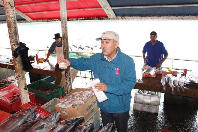 Autoridad sanitaria decomisó mariscos y ceviches crudos en Feria Fluvial