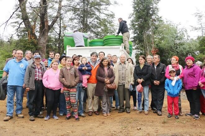 Municipalidad de Valdivia entrega estanques para agua a 30 familias de Casa Blanca