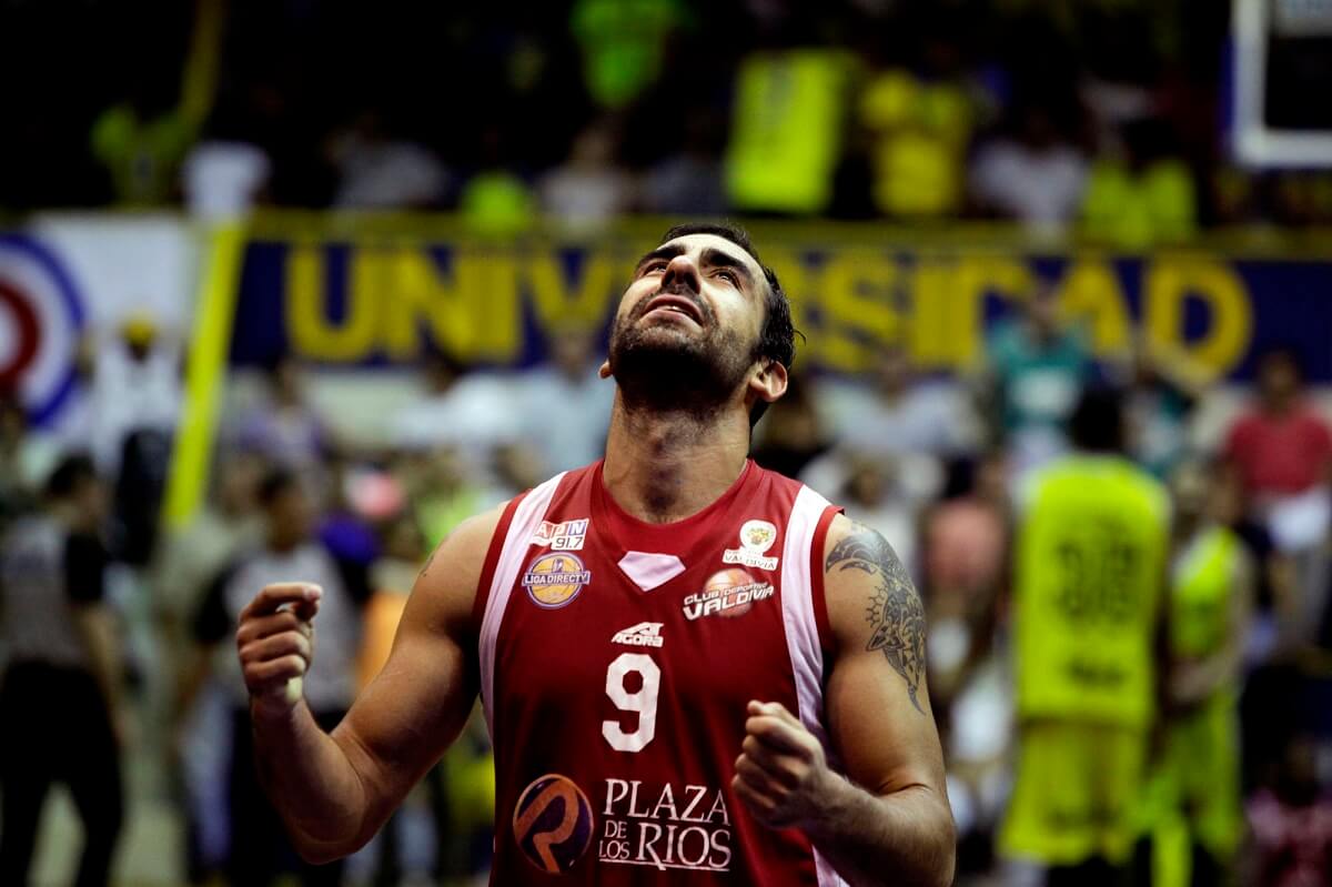 Basquetbolista Erik Carrasco renueva contrato con CDV