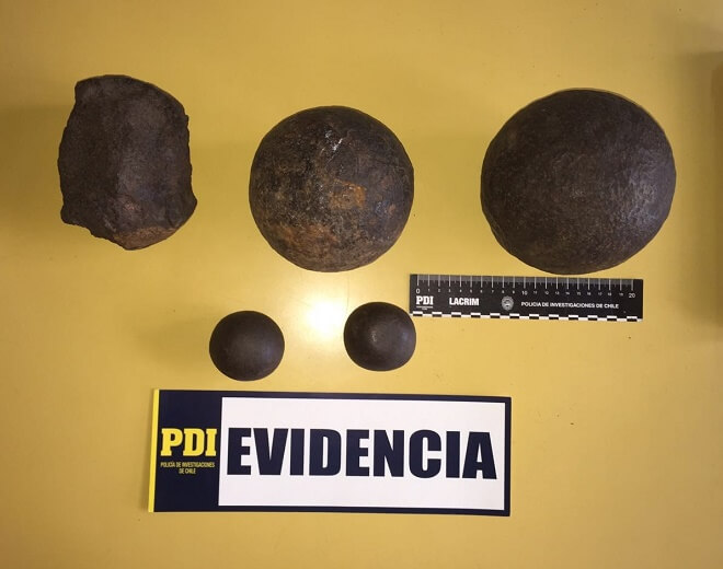 PDI recupera balas de cañones del siglo 18 sustraídas  desde sitio histórico en Ancud