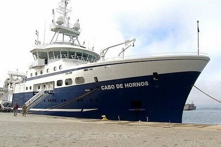 Buque Cabo de Hornos zarpa desde Talcahuano con científicos que investigan fenómeno de la marea roja