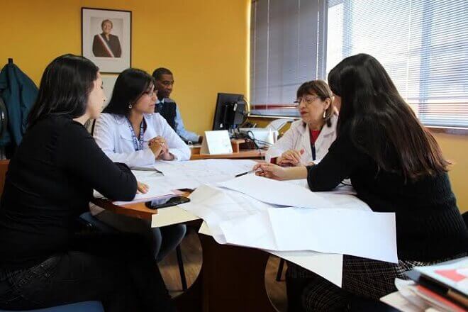 Municipio Valdiviano y S​eremi de Salud revisaron avances de Farmacia Municipal