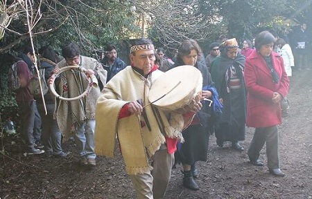 Con llellipun y acto artístico-cultural servicios públicos conmemoraron Día Nacional de los Pueblos Indígenas