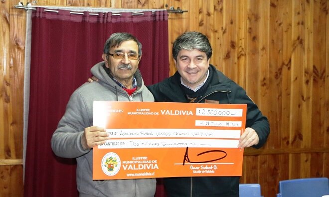 Municipio entrega aporte económico a la Asociación de Fútbol Viejos Cracks Valdivia