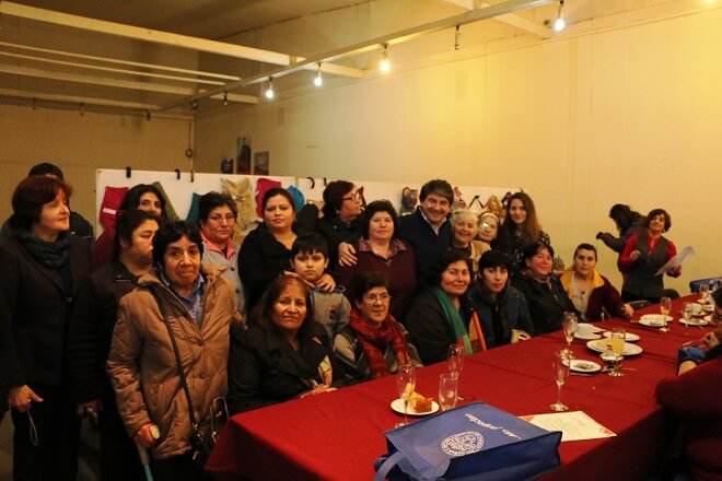 Municipalidad de Valdivia certificó a beneficiarios en taller de manualidades
