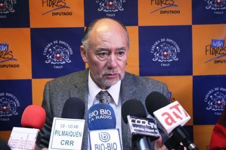 Diputado Flores solicita a Dirección de Vialidad respuestas por mal estado del puente en Mariquina