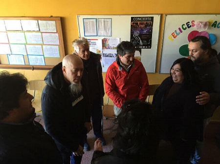 Jordan Rudess visitó a alumnos de colegio municipal de Valdivia