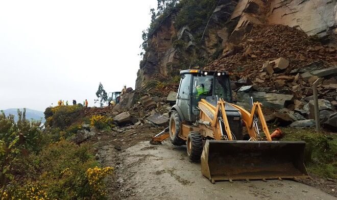 MOP despeja derrumbe en sector La Aguada en la Ruta Valdivia-Corral