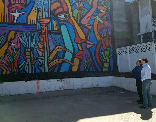 Connotado muralista nacional desplegó su arte en nueva oficina de INDAP en Panguipulli