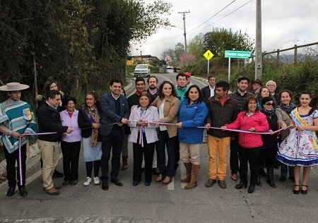 Vecinos de Las Quemas en Futrono disfrutan de su nuevo camino asfaltado