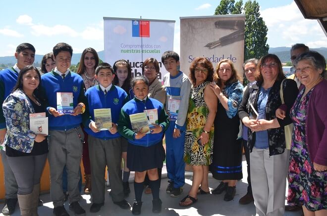 Alumnos de Escuelas Municipales disfrutaron de tarde lírica junto a poetas Valdivianos
