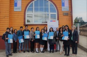 8 alumnos de Los Ríos recibieron su certificado de participación en el programa “English Discoveries Online”