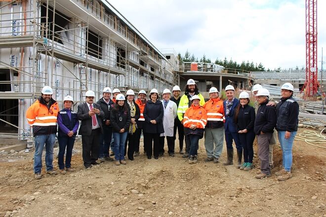 En Provincia de Osorno ministra de Salud recorrió obras en avance de hospitales interculturales y firmó convenio que asegura atención de oficinas públicas