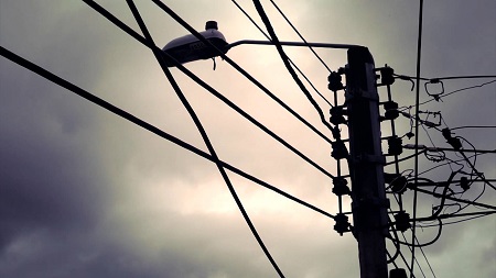 Comenzó retiro de cables inutilizados en Centro de Valdivia