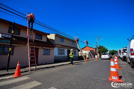 En Concepción municipio y empresas inician cuarta etapa de plan de retiro de cables aéreos