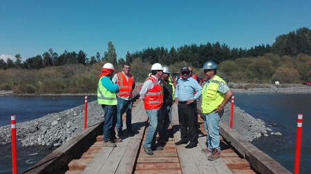 MOP instala puente de emergencia sobre el río Laja