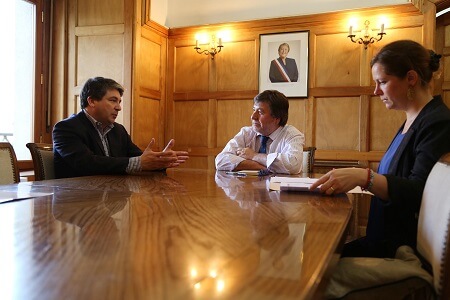 Alcalde Sabat gestiona en Santiago priorización de proyectos para Valdivia