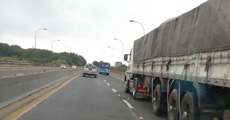 Camiones ponen en jaque seguridad en puentes que cruzan el Biobío