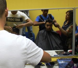En La Araucanía adolescentes de centro de Sename se capacitan en peluquería