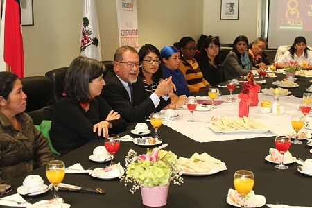 Mujeres inmigrantes, mapuche y dirigentas, compartieron sus experiencias en el día de la mujer