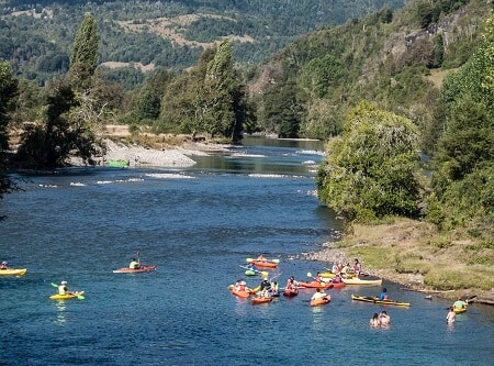 Invitan a navegación ancestral con kayak y wampo en lago Neltume