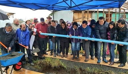 Vecinos de Marriamo, en Río Bueno, pusieron primera tubería para acceder al agua potable   