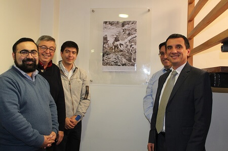 Intendente Millán junto a funcionarios Corfo descubren placa memoria en conmemoración del terremoto de 1960