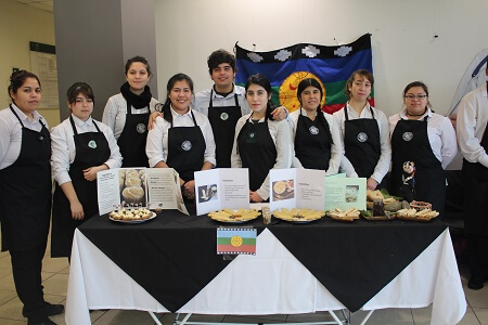 Santo Tomás realizó Muestra Cultural y Gastronómica Mapuche