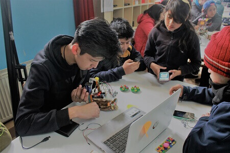 En solo cinco días estudiantes de Río Bueno construyen robots