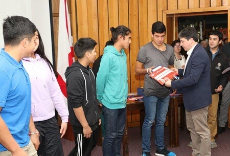 Municipalidad de Valdivia entregó becas de 500 mil pesos a 32 deportistas valdivianos