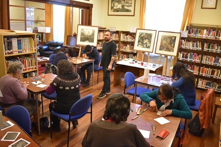 “Bibliotecas son más que libros” recorre Los Ríos con muestra del artista Samuel Lizama