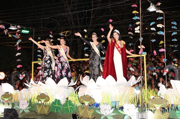 Valdivia se tiñó de colores en octavo Carnaval de la Primavera con alrededor de 35 mil asistentes al evento