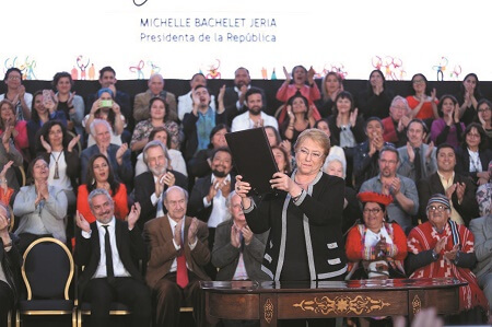 Presidenta Bachelet y ministro Ottone encabezan promulgación del Ministerio de las Culturas, las Artes y el Patrimonio