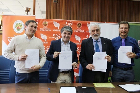 Municipalidad de Valdivia y UACh firman convenio de colaboración para el fortalecimiento del Centro de Investigación de Humedales