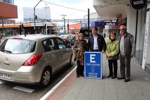 Municipio implementa estacionamientos gratuitos para adultos mayores en Valdivia